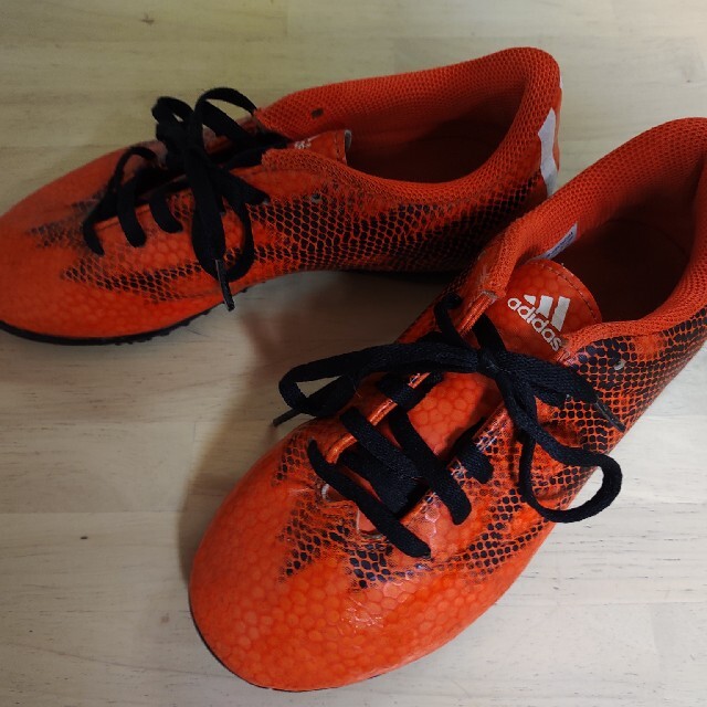 adidas(アディダス)の美品　アディダス　オレンジ色のサッカーシューズ　フットサル　キッズ　21センチ スポーツ/アウトドアのサッカー/フットサル(シューズ)の商品写真