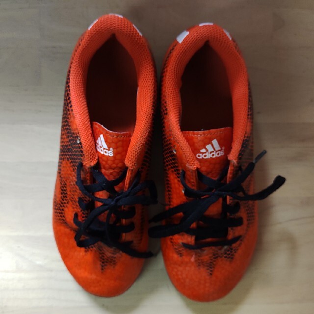 adidas(アディダス)の美品　アディダス　オレンジ色のサッカーシューズ　フットサル　キッズ　21センチ スポーツ/アウトドアのサッカー/フットサル(シューズ)の商品写真