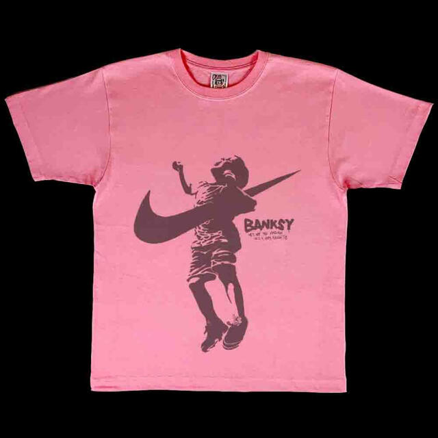 新品 ビッグプリント  バンクシー スウォッシュ 刺さる 少年 ピンク Tシャツ メンズのトップス(Tシャツ/カットソー(半袖/袖なし))の商品写真