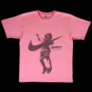 新品 ビッグプリント  バンクシー スウォッシュ 刺さる 少年 ピンク Tシャツ(Tシャツ/カットソー(半袖/袖なし))