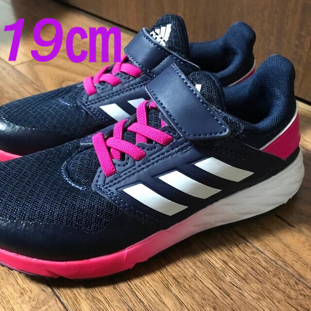 adidas(アディダス)の【未使用】adidas アディダス スニーカー 19センチ　ネイビー✖︎ピンク キッズ/ベビー/マタニティのキッズ靴/シューズ(15cm~)(サンダル)の商品写真