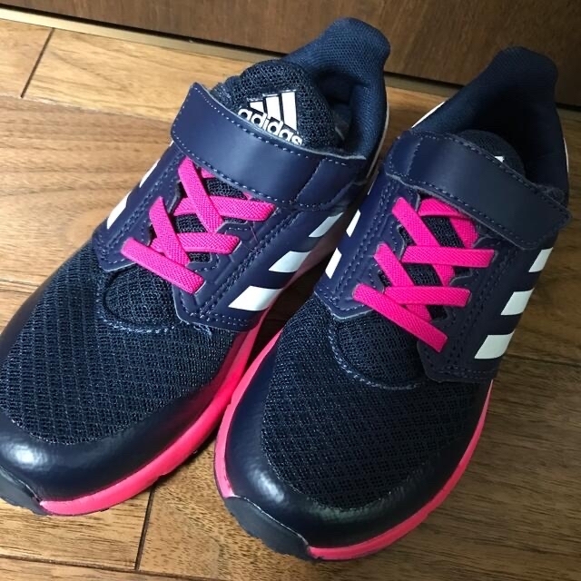 adidas(アディダス)の【未使用】adidas アディダス スニーカー 19センチ　ネイビー✖︎ピンク キッズ/ベビー/マタニティのキッズ靴/シューズ(15cm~)(サンダル)の商品写真