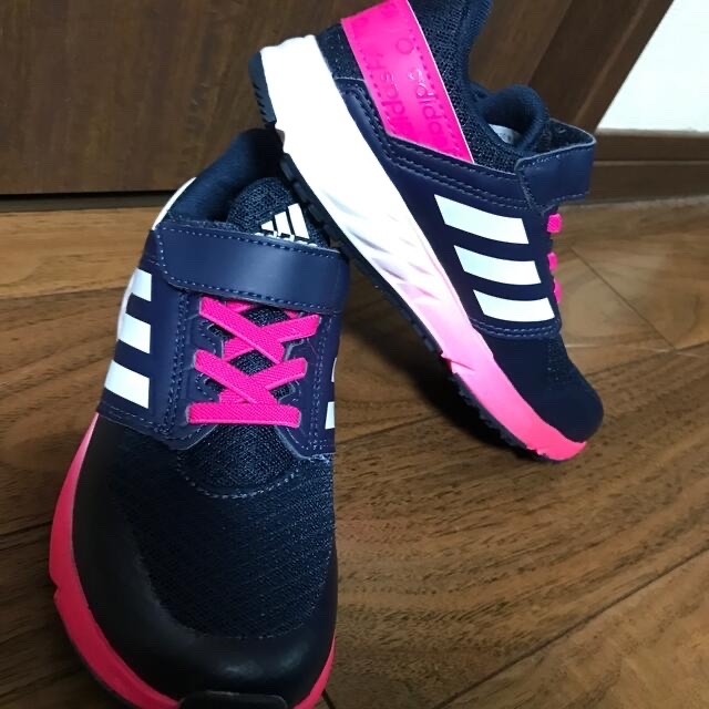 adidas(アディダス)の【未使用】adidas アディダス スニーカー 19センチ　ネイビー✖︎ピンク キッズ/ベビー/マタニティのキッズ靴/シューズ(15cm~)(サンダル)の商品写真