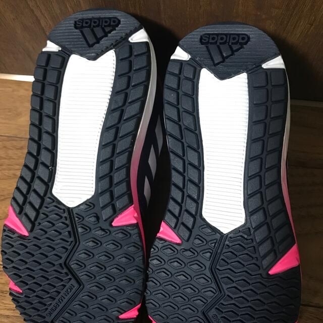 adidas(アディダス)の【未使用】adidas アディダス スニーカー 19センチ　ネイビー✖︎ピンク キッズ/ベビー/マタニティのキッズ靴/シューズ(15cm~)(サンダル)の商品写真