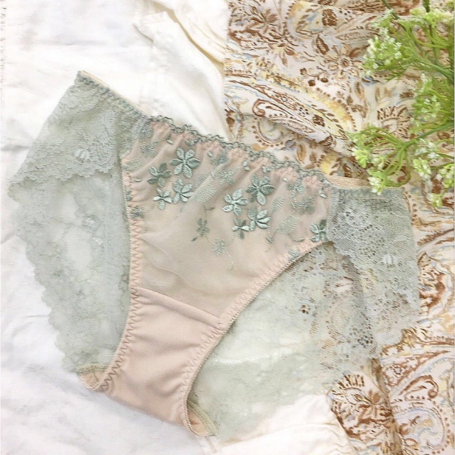 AMPHI(アンフィ)のAMPHI着やせブラ 小花柄  ライトベージュ　ブラ&ショーツ　C75 レディースの下着/アンダーウェア(ブラ&ショーツセット)の商品写真
