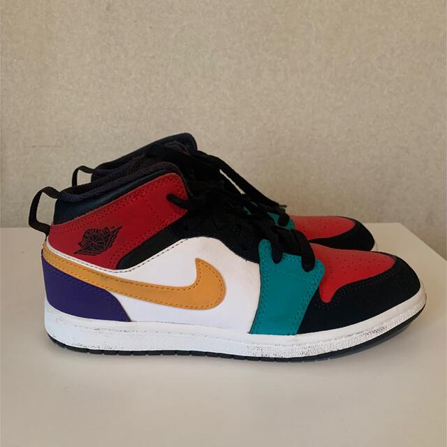 NIKE(ナイキ)のNIKE エアジョーダン 1 Mid キッズ 22cm キッズ/ベビー/マタニティのキッズ靴/シューズ(15cm~)(スニーカー)の商品写真