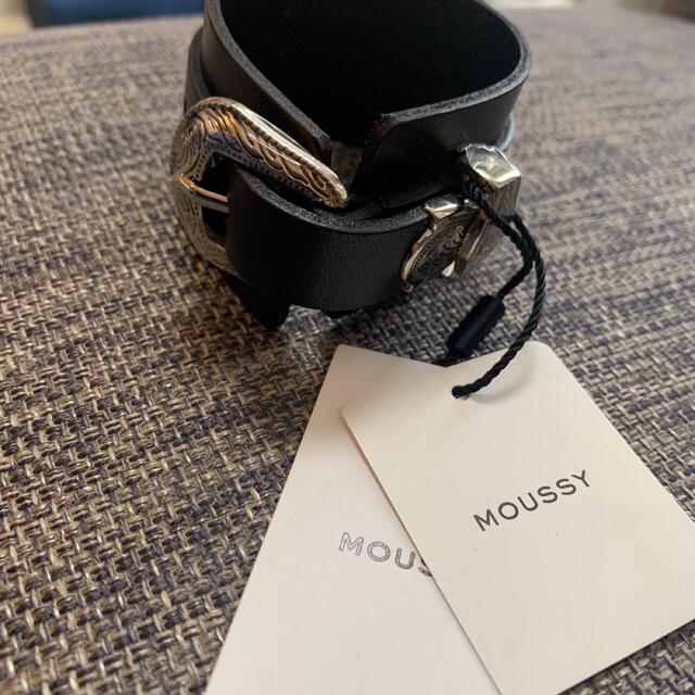 moussy(マウジー)の【未使用】moussy 牛革　バングル　ブレスレット　ブラック レディースのアクセサリー(ブレスレット/バングル)の商品写真