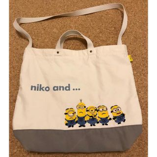 ニコアンド(niko and...)のニコアンド　ミニオン  コラボ　ショルダーバッグ　大　刺繍　アイボリー　映画(ショルダーバッグ)