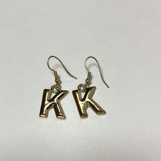 スリーコインズ(3COINS)のイニシャルK ピアス(ピアス)