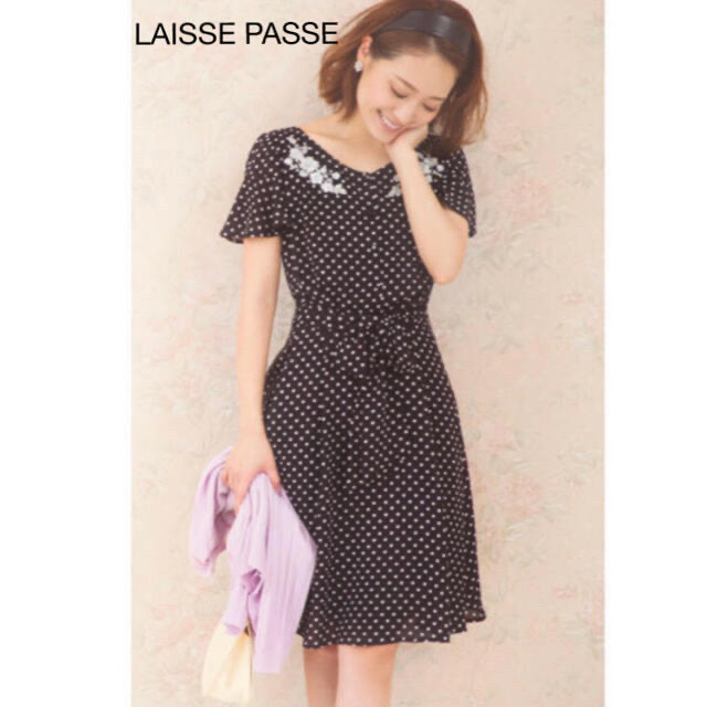 LAISSE PASSE(レッセパッセ)の♡新品♡レッセパッセ・ワンピース36　水玉＆花刺繍（黒＆白） レディースのワンピース(ひざ丈ワンピース)の商品写真