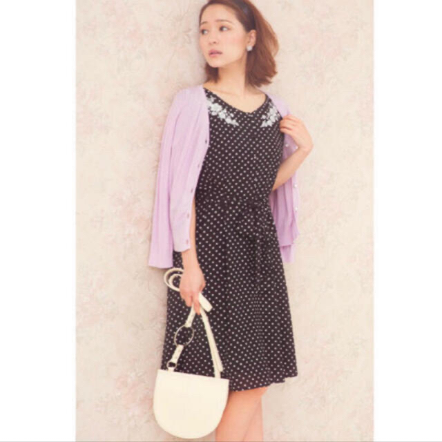 LAISSE PASSE(レッセパッセ)の♡新品♡レッセパッセ・ワンピース36　水玉＆花刺繍（黒＆白） レディースのワンピース(ひざ丈ワンピース)の商品写真