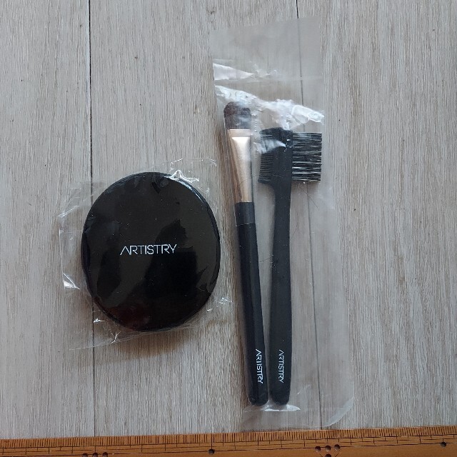 Amway(アムウェイ)のアーティストリー コンパクトミラーとブラシセット コスメ/美容のメイク道具/ケアグッズ(チーク/フェイスブラシ)の商品写真