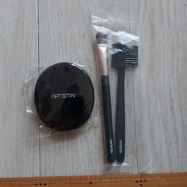 Amway(アムウェイ)のアーティストリー コンパクトミラーとブラシセット コスメ/美容のメイク道具/ケアグッズ(チーク/フェイスブラシ)の商品写真