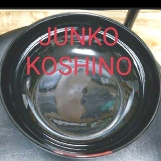 コシノジュンコ(JUNKO KOSHINO)のJUNKO KOSHINO黒に朱色のさしがはいったサイズ24直径深さ7の器です(食器)
