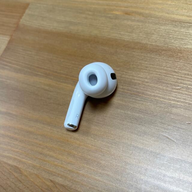 Apple(アップル)のApple AirPodsPro右耳 スマホ/家電/カメラのオーディオ機器(ヘッドフォン/イヤフォン)の商品写真