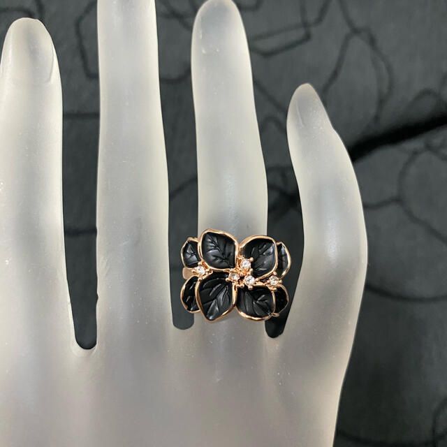 （1105）22号　ピンクゴールドブラックフラワースワロ高級大きめお花のリング レディースのアクセサリー(リング(指輪))の商品写真
