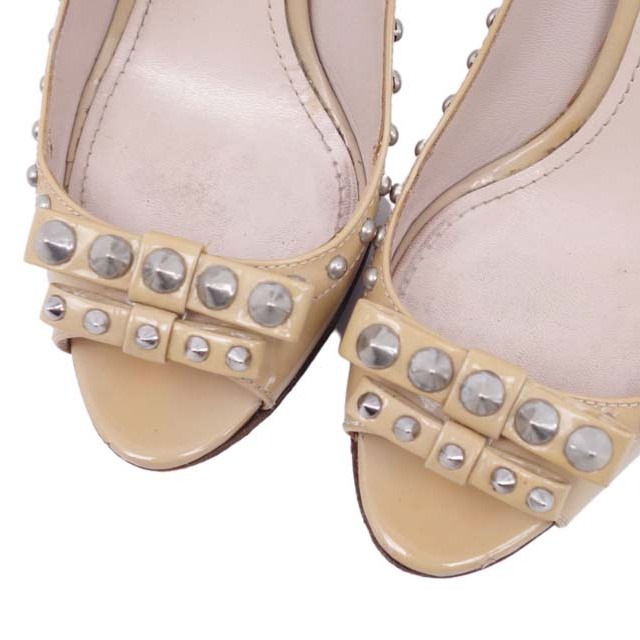miumiu(ミュウミュウ)のミュウミュウ シューズ パンプス オープントゥ ヒール スタッズ パテントレザー レディースの靴/シューズ(ハイヒール/パンプス)の商品写真