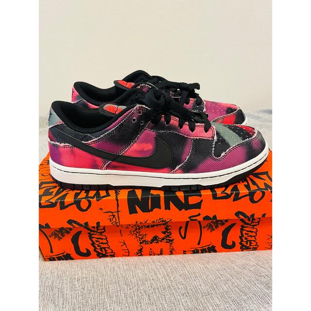 NIKE(ナイキ)のNike Dunk Low Graffiti  Pink Black ダンクロー メンズの靴/シューズ(スニーカー)の商品写真