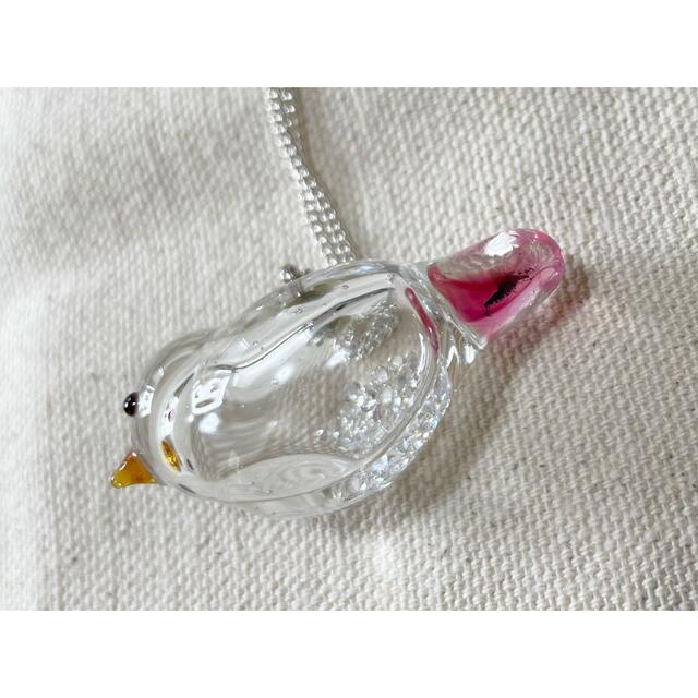 ハンドメイド　ガラスでできた　鳥さんネックレス レディースのアクセサリー(ネックレス)の商品写真