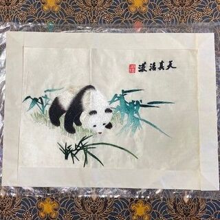 中国蘇州　刺繍絵　パンダ柄　絹糸や絹地が美しく光ります。　額縁は、付きません。(絵画/タペストリー)