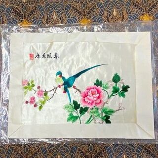 中国蘇州　刺繍絵　牡丹とオウム柄　絹糸や絹地が美しく光ります。額縁は付きません。(絵画/タペストリー)