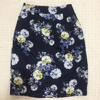 シップス(SHIPS)のSHIPS  ネイビーの花柄スカート(ひざ丈スカート)