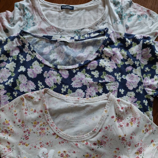 LOWRYS FARM(ローリーズファーム)の花柄半袖Tシャツ 3枚＊LOWRYSFARM他 レディースのトップス(Tシャツ(半袖/袖なし))の商品写真