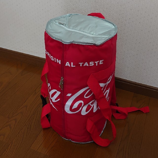 コカ・コーラ(コカコーラ)のコークオン 缶型２way保冷バッグ♪ エンタメ/ホビーのコレクション(ノベルティグッズ)の商品写真