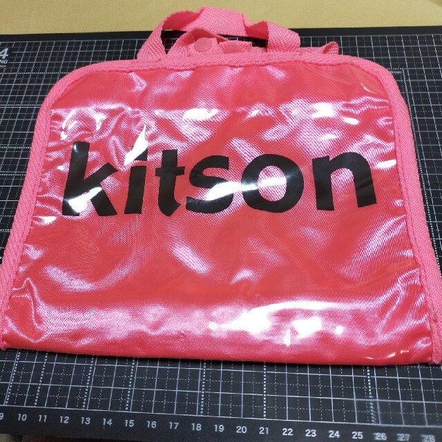 KITSON(キットソン)のkitson トラベルポーチ インテリア/住まい/日用品の日用品/生活雑貨/旅行(旅行用品)の商品写真