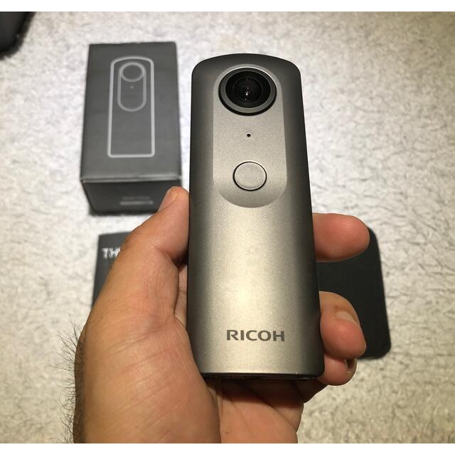 RICOH(リコー)の【美品】RICOH THETA V スマホ/家電/カメラのカメラ(その他)の商品写真