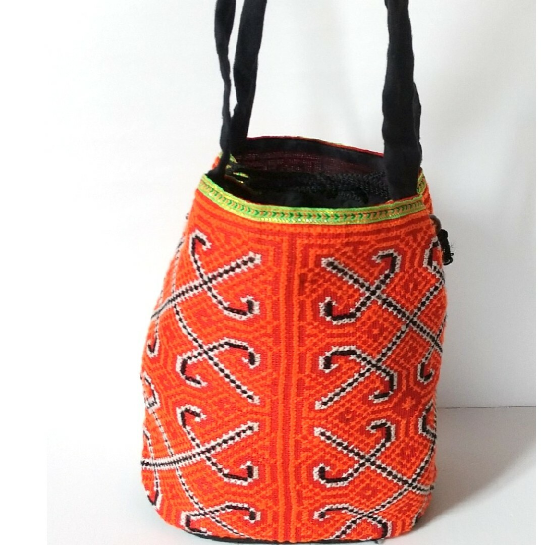 モン族　刺繍バッグ　巾着バッグ　アジアン　ショルダーバッグ レディースのバッグ(ショルダーバッグ)の商品写真
