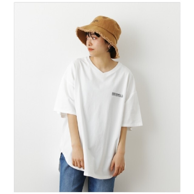 RODEO CROWNS WIDE BOWL(ロデオクラウンズワイドボウル)のRCWB FIJI LOGO VネックTシャツ レディースのトップス(Tシャツ(半袖/袖なし))の商品写真