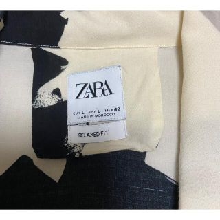 ザラ(ZARA)のZARA  シロ系柄シャツ　Ｌ(シャツ)