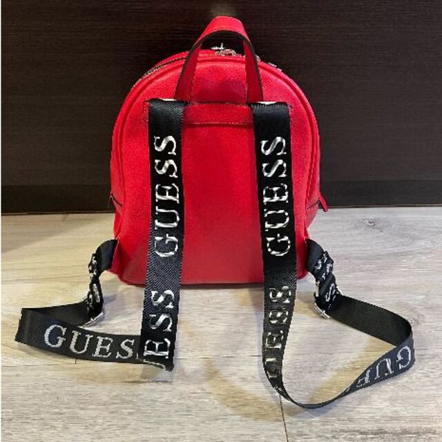 GUESS(ゲス)の【中古美品】GUESS リュック 赤色 レディースのバッグ(リュック/バックパック)の商品写真