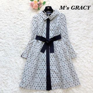 エムズグレイシー(M'S GRACY)の【美品】エムズグレイシー　ワンピースコート　花柄刺繍　リボン　Aライン　38(ロングコート)