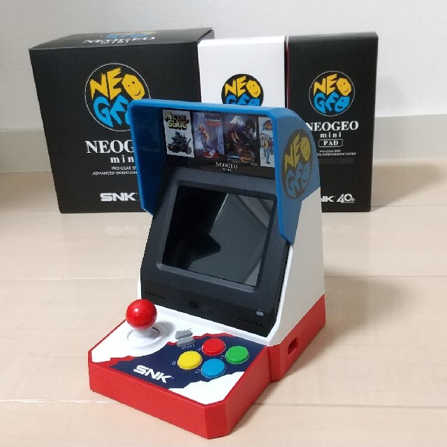 SNK(エスエヌケイ)のNEOGEO mini(ネオジオミニ) フルセット エンタメ/ホビーのゲームソフト/ゲーム機本体(家庭用ゲーム機本体)の商品写真