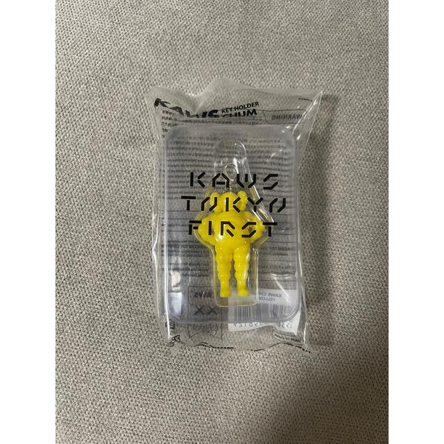 MEDICOM TOY(メディコムトイ)の値下げKAWS  CHUM KEYHOLDER YELLOW キーホルダー 黄色 エンタメ/ホビーのアニメグッズ(キーホルダー)の商品写真