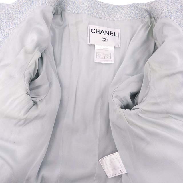 CHANEL(シャネル)のシャネル ジャケット ツイード ノーカラー ロゴ メタルボタン レディース レディースのジャケット/アウター(ブルゾン)の商品写真