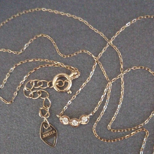 jupiter GOLD LABEL(ジュピターゴールドレーベル)のジュピター K10 ダイヤモンド ネックレス ドレス 3粒 デザイン 美品 レディースのアクセサリー(ネックレス)の商品写真