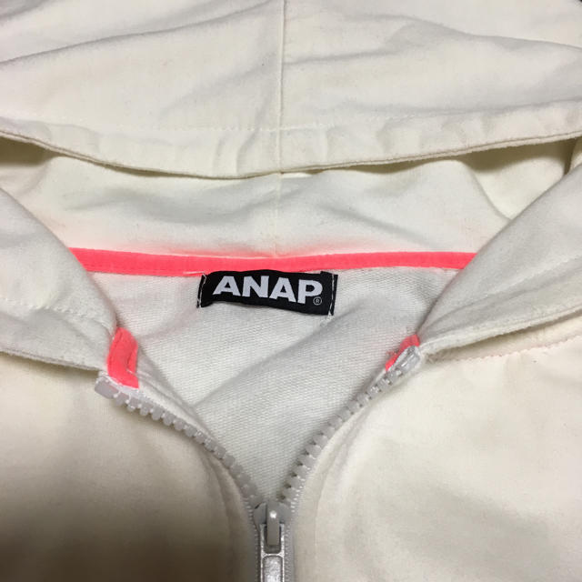 ANAP(アナップ)のANAP ホワイトパーカー 蛍光ピンク レディースのトップス(パーカー)の商品写真