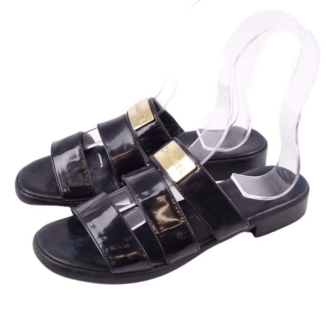 CHANEL(シャネル)のシャネル サンダル フラットサンダル ロゴ プレート パテント エナメル レディースの靴/シューズ(サンダル)の商品写真
