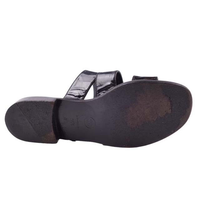 CHANEL(シャネル)のシャネル サンダル フラットサンダル ロゴ プレート パテント エナメル レディースの靴/シューズ(サンダル)の商品写真