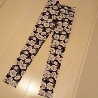 新品 綿 パンツ 黒 白 XS スリムパンツ 花柄(スキニーパンツ)