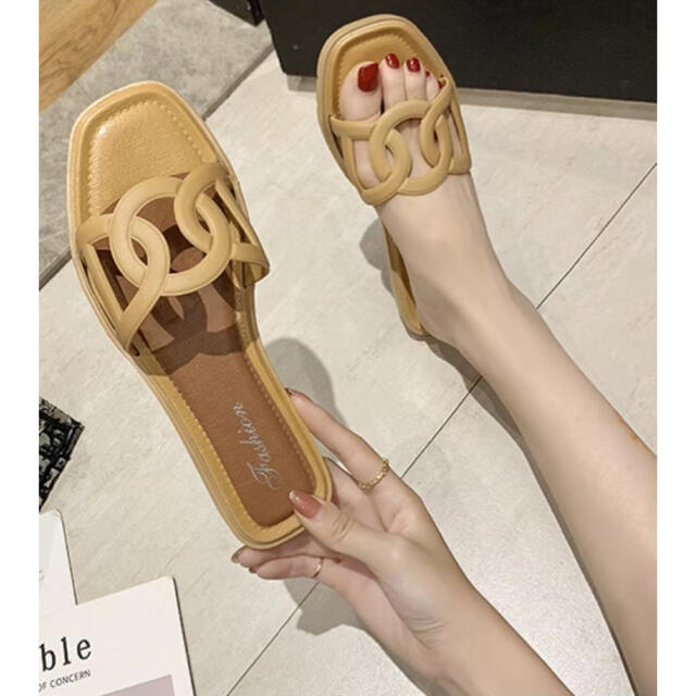 ぺたんこ　サンダル フラット スクエア　韓国　夏物セール　プチプラ　ベージュ レディースの靴/シューズ(サンダル)の商品写真