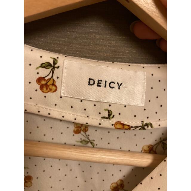 deicy(デイシー)のデイシー DEICY チェリードットブラウス （アイボリー） レディースのトップス(シャツ/ブラウス(長袖/七分))の商品写真