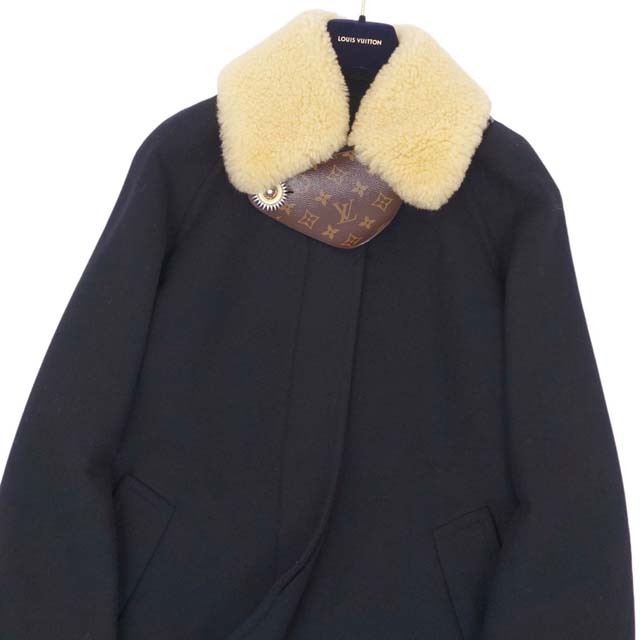 LOUIS VUITTON(ルイヴィトン)のルイヴィトン コート カーコート ウィズシアリングカラー モノグラム 襟ムートン レディースのジャケット/アウター(ブルゾン)の商品写真