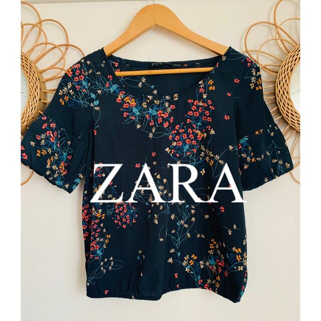 ZARA(ザラ)の美品　ZARA ザラ　トップス　ブラウス　シャツ　花柄　黒　人気　完売 レディースのトップス(シャツ/ブラウス(半袖/袖なし))の商品写真