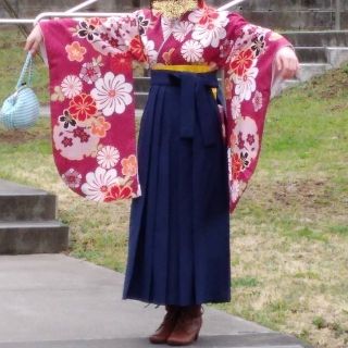 袴セット　4点（赤花柄系着物、紺袴87㎝、黄色帯、長襦袢）(着物)