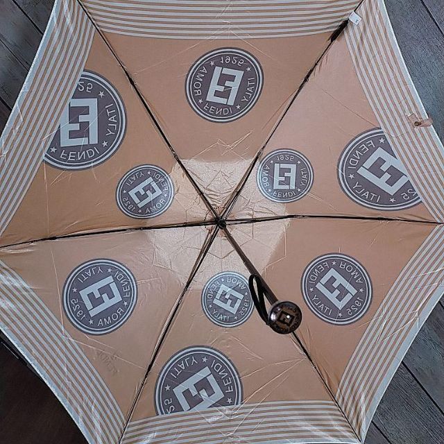 未使用に近い フェンディ 晴雨兼用 日傘 折りたたみ 柄 ロゴ 傘袋付き