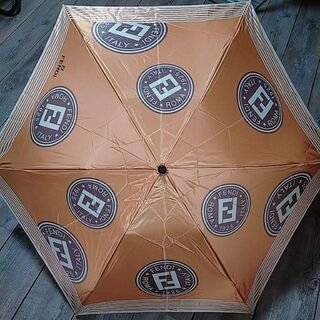 フェンディ(FENDI)の未使用に近い　フェンディ　晴雨兼用　日傘　折りたたみ　柄　ロゴ　傘袋付き　希少(傘)